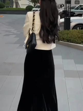这条金丝绒半身裙真的太绝了!它超级显瘦,还是高腰设计的,能完美修饰身材比例。可以巧妙遮住小肚子和大腿根部肉肉,不管是搭配卫衣、毛衣还是各种大衣都超好看