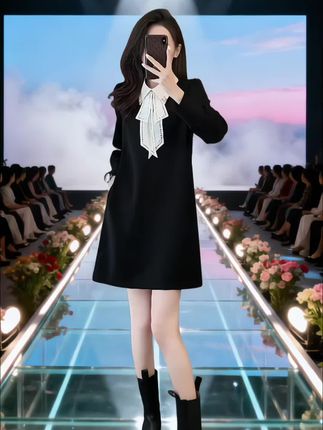 谁懂啊!找一条显瘦又高级的裙子有多难。这条春秋2025新款法式赫本风连衣裙,真的是我的梦中情裙。 经典黑色主调,高级感拉满,灵动又不失优雅,好像给整个穿搭都注入了浪漫的法式风情,一下子就打破了黑色可能会有的沉闷感。长袖的剪裁很贴合手臂线条,保暖的同时还能悄悄修饰臂型。直筒的裙身对各种身材的包容性都超强,不挑身形,穿上就有一种利落大方的气质。 不管是日常通勤,还是参加小型聚会,它都能完美适配。搭配白色尖头高跟鞋,和领口的蝴蝶结呼应,显得腿部线条更加修长。穿上它,你就是人群中的焦点,每一步都散发着独特的魅力 ,姐妹们放心冲!#时尚气质穿搭 #减龄显瘦穿搭 #时尚女装穿搭 #穿出自信穿出美丽 #时尚潮流穿搭 @抖加🔥上热门🔥dou+🔥热点宝