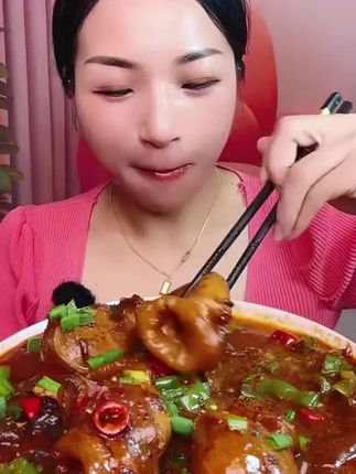 喜欢吃安康鱼肚的朋友们看过来了!我们家的安康鱼肚都是新鲜的,而且处理的很干净,无论是红烧还是爆炒都特别好吃,吃起来鲜嫩Q弹又爽滑,一口下去超满足!我们的鱼肚都是经过严格筛选过的,保证品质,让你在家就能吃到饭店的味道,喜欢就赶紧下单吧!