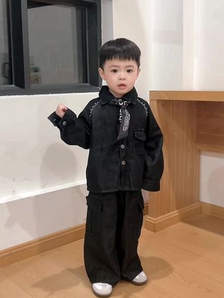 爱让镜头长满了柔光 妈妈看孩子总是带着几分滤镜的 我想,应该是那句 “人和人之间的滤镜 不过是一双偏爱的眼睛” 妈妈更是如此 因为是你,所以什么都好 #萌娃穿搭 #潮童穿搭 #宝妈 #情感共鸣 #高品质童装