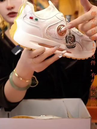 这双鞋也太帅了吧,真的超级好看,而且非常百搭,不管是搭配牛仔裤还是休闲裤都非常合适。它不仅穿着舒服,还特别耐磨,是一双难得的好鞋啊!喜欢的朋友千万不要错过了,我们只选精品好货上架,每一双都是精挑细选出来的,质量绝对靠谱,放心大胆下单吧!