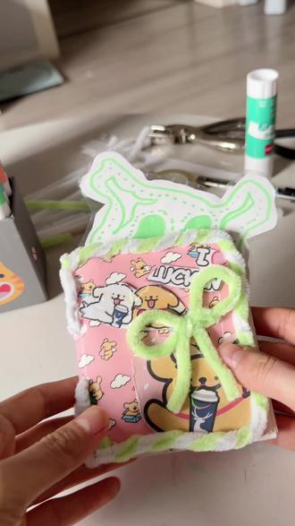 使用材料:瑞幸联名纸袋纸杯 ,扭扭棒,剪刀 ,热溶胶#手帐 #手工diy #瑞幸联名线条小狗 #线条小狗 #纸袋改造