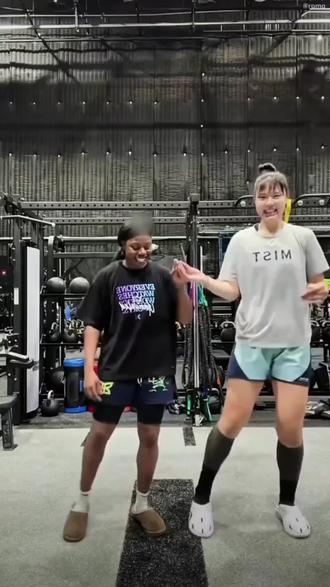 球员简介
李月汝(英文名Li Yueru,于1999年3月28日出生),家乡位于山西省长治市,是中国女子篮球运动员。身高2米01,体重101kg,出任中锋位置。父亲1米90,母亲1米80,李月汝身高小时候就脱颖而出,11岁就去了篮球学校训练。2011年被广东东莞篮球学校教练带到了东莞篮球学校,开始了篮球之路。职业生涯效力过WCBA、WNBA以及土耳其女篮联赛。
李月汝WCBA时期,分别效力广东女篮和内蒙古女篮,2016-17赛季代表广东女篮出战18场常规赛,场均12.7分钟得到6.6分4.2篮板0.4助攻;2017-18赛季出战25场常规赛,场均上场29分钟得到18.2分10.5篮板1.5助攻,大幅度提升。在生涯初期就展现了不错的潜力。2018-19赛季获得了WCBA总冠军和总决赛MVP。
2020年7月21日加盟内蒙古女篮,这个赛季帮助内蒙古拿下WCBA总冠军。
WNBA时期
2019年WNBA选秀大会,李月汝于第三轮第35顺位被亚特兰大梦想队选中,但并没有直接就加盟WNBA。直到2022年3月31日,芝加哥天空队交易得到李月汝的签约权,5月29日才正式开启了WNBA生涯。2024年2月20日洛杉矶火花队交易得到了李月汝,开启火花队生涯。
球员荣誉
3次WCBA总冠军(2018-2019、2020-2022赛季)
3次WCBA全明星(2018-19、2021年)
1次WCBA总决赛MVP(2018-2019赛季)
1次WCBA得分王(2018-2019赛季)
2018年雅加达亚运会冠军
杭州第19届亚运会女篮冠军