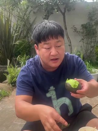 这牛油果很好哦,特别是对宝宝,可以做宝宝的辅食。口感细腻丝滑,香醇可口。值得推荐给您们。#强烈推荐 #纯天然绿色食品 #新鲜采摘