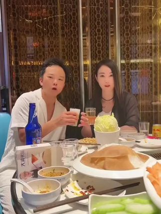 人生的意义是什么:没意义! 吃喝玩乐并不等于虚度光阴!吃苦耐劳也并非值得赞颂!人生短暂,没有时间去争吵,伤心,斤斤计较!活在当下,去爱去享受 !轻舟已过万重山、前路漫漫意灿灿!有本事的人一年见不到父母几回!平凡的人却能享受一辈子的阖家团圆,天伦之乐!幸福就是有家回,有人念,有饭吃!身体健康,好好的活着,孝敬老人就可以了……