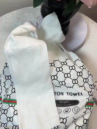姐妹们,咱们每天都要用到的洗脸巾,一定选这种经济实惠又好用的,它非常的柔软亲肤,而且还是干湿两用的,吸水性特别强,湿水之后就像一条小毛巾一样。平时洗完脸舍不得用,还可以用来擦擦台面卫生,这一大包够用好久了。#质量杠杠的好 #洗脸巾 #强烈推荐 #生活必备 #家庭必备