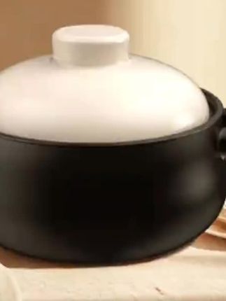 喜欢做饭的一定要试试这个砂锅,它是干烧都不会炸裂的,而且拿来炖汤炖菜都很香。它的盖子还是这种可以窥视的,食物生熟可见,真的很方便,喜欢的家人们赶紧来看看吧! #好东西一起分享#爆款热卖中#实用好物#煲汤 #砂锅