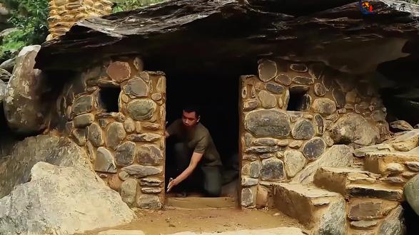 这么漂亮精致的庇护所你见过吗?胡谝利用废弃的山洞建造了坚硬的庇护所!#给tim的雪原旅行支支招 #荒野建造 #荒野搭建 #解压 #助眠