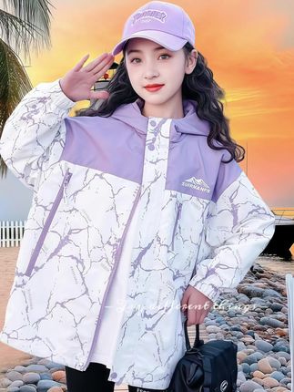 谁懂啊!女儿穿这外套被追着问🔗   家人们,挖到超绝的女童外套啦✨ 拼接设计+大理石纹路,时髦又特别,穿上秒变街头最靓的崽💃 连帽+宽松版型,舒适又藏肉,跑跳都自在~ 不管是日常出街,还是海边游玩🌊 穿它都超适配! 女儿穿去学校,同学家长追着要🔗 宝妈们别犹豫,赶紧给娃安排上👇   #女童穿搭 #儿童外套 #时尚童装 #穿搭分享