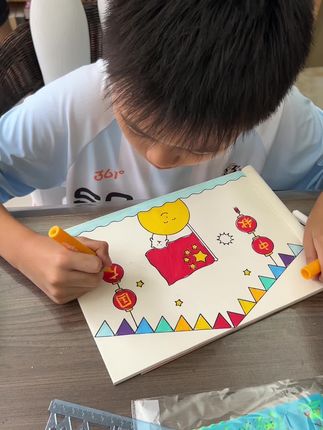 来来来,美丽的妈妈们,这个可以先收藏,10分钟就能画好的迎中秋庆国庆手抄报教材!过几天孩子就要用到了!家里如果没有这个多功能尺子的也可以先!画手抄报手拿把掐!#儿童绘画