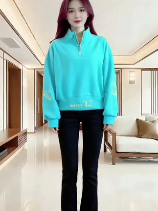 秋冬半高领短款卫衣女装2025新款洋气减龄秋冬加绒外套小个子 #穿出女人的气质 #穿出你的时尚你的感觉 #穿出青春活力 #穿出女人味 #穿出女神范     我跟你说我现在穿的这件卫衣真的太绝了,软乎乎的加绒一上身整个人都暖了,外面零下我都敢单穿出门。半高领设计特别贴心,脖子不漏风还不捂脸,显瘦得一批。短款剪裁配上高腰裤,小个子直接拉长腿的比例,谁穿谁像一米七。颜色也超正,不是那种土掉渣的灰扑扑,是今年最火的莫兰迪色系,往身上一套立马年轻五岁。洗了好几次也没起球没变形,机洗手洗都行。我就说吧,今年秋冬衣柜里要是没这么一件,真的白过了。