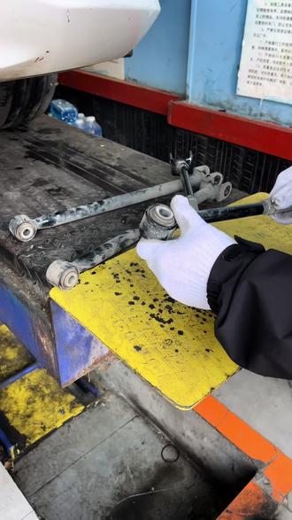 比亚迪秦,更换后部拉杆,解决异响,地盘整备就找黄豪!#同城热门 #地盘异响 #汽车保养与维修