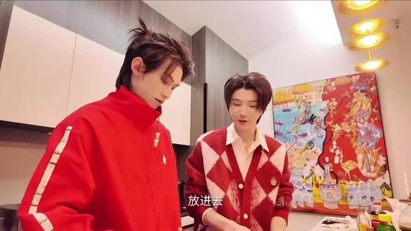 云旗说又没别人吃,就只有他们两个人在一起,真甜啊!😏#云旗#郝熠然#云熠小世界#云熠99#小星河