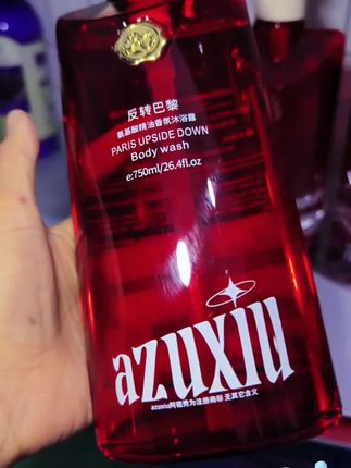 #短视频带货 每次拧开AZUXIU阿祖秀这款沐浴露的盖子,都好好香香,氨基酸配方洗着舒服到想多冲一会儿,冲完身上不是假滑的膜感,是那种润润的、像裹了层淡香薄雾的感觉。绝的是留香,750ml的大容量超经用,全家一起用都能扛好久。现在每次洗澡都成了小期待,毕竟谁能拒绝一边搓泡泡,一边让房间飘满好闻的香氛呢?这波把“仪式感”和“实用性”焊死了属于是!