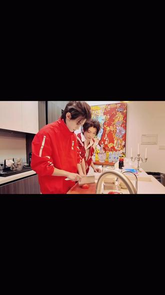 高大勇凭一己之力把糖拌西红柿送上了全国年夜饭餐桌(照片来自他的评论区)
寓意真好:万家灯火🏮红红火火🔥
@云旗Yunqi 愿你今天不是一个人❤️@郝熠然 早点回去陪陪他💙
祝大家新年快乐,红红火火过大年🎉#云熠 #糖拌西红柿 #新年快乐