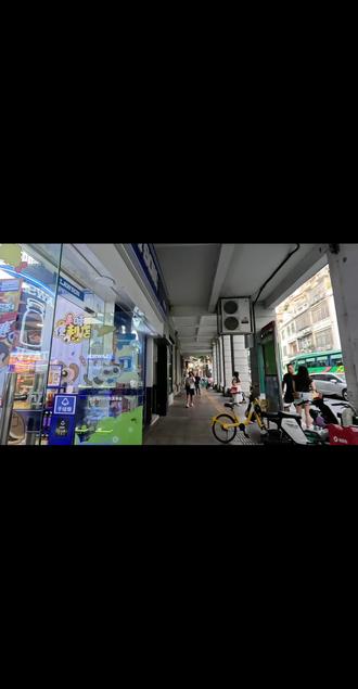 广州北京路步行街,是整个广州市最繁华热闹的地段 走在北京路上,看着眼前的画面,总觉得和香港的街景有点像~毕竟广州这条街从宋代、明代起就很热闹了呢!
#香港红色的士 #香港的士 #油麻地街道 #香港中环叮叮车 #香港老式出租车