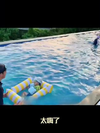 孩子夏天玩水真的好快乐呀~如果能拥有一个#水上浮床 那就是加倍快乐啦!全家都能玩#玩水神器