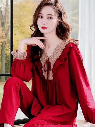 把“红运”穿在身上,这套睡衣绝绝子! 春秋季节,你想要的氛围感!这套红色纯棉长袖睡衣套装必须锁住!   领口和袖口的蕾丝拼接,甜而不腻,V领设计还特显锁骨;宽松的版型对各种身材都很友好,大码妈妈也能轻松驾驭。春秋季节单穿刚刚好,纯棉面料软乎乎的,贴身穿像被云朵包裹,舒适度直接拉满~   红色不仅是本命年限定幸运色,更是藏不住的高级感,在家穿显贵气,偶尔下楼取个快递也毫不违和。把这份舒适与“红运”穿在身上,开启属于你的精致居家时光~ #红色系 #面料柔软舒适 #家居服分享 #睡衣外穿 #爆款热卖中