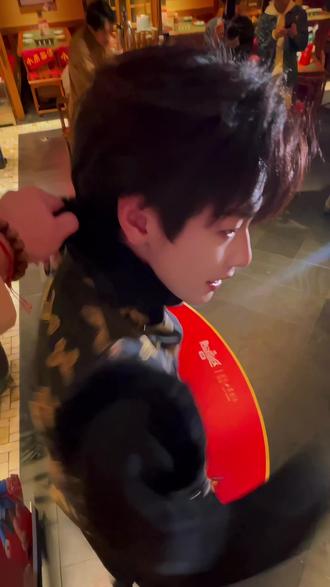 #明星都来拍NOTCUTE拎帽子
以为没帽子就不能拎着你了么🤪
#任胤菘 #飞毛腿 #notcute @任胤菘w