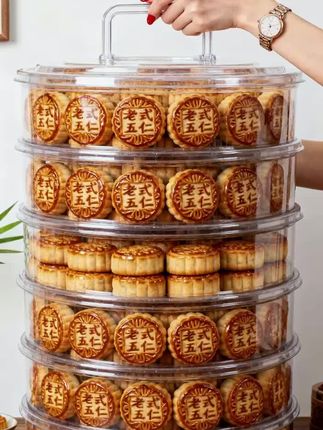 《老式五仁月饼:一口回到童年中秋,传统老味的诚意之选》 中秋团圆,怎能少了这口经典老式五仁月饼! 精选核桃仁、杏仁、花生仁等多种果仁,搭配秘制馅料,经传统工艺烘焙,饼皮金黄酥脆, 内馅饱满醇香,每一口都是果仁的香脆与糖衣的甜润在舌尖交织,还原记忆中最正宗的老味道。 多层透明收纳盒设计,干净卫生又便于保存, 拎在手里精致有面,无论是自家享用还是 馈赠亲友,都尽显心意。让这份承载着传统风味的老式五仁月饼,陪你度过一个满是怀旧温情的中秋佳节,一口咬下,都是岁月沉淀的美味与团圆的幸 福~