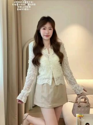 姐妹们挖到宝了!这件衣服简直封神好吗!上身真的太美了,超级显瘦又高级,满满的纯欲感扑面而来,让人无法抗拒。蕾丝的设计非常精致,若隐若现的 sexy ,简直要命!无论是单穿还是内搭都超好看,简直是百搭神器!喜欢这种风格的姐妹千万别错过,赶紧冲啊!#服装搭配 #女装新品日 #女装新品日 #服装搭配