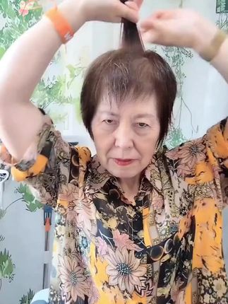 大家催的卷发神器教程来啦~视频后面说了如何卷的紧~卷的紧头发弧度才更明显!#发型教程 #卷发神器 #卷发 #海绵卷发棒