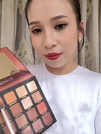 姐妹们这个眼影盘9.9💰#眼影盘 #美妆 #好物推荐🔥 #创作灵感 @DOU+小助手