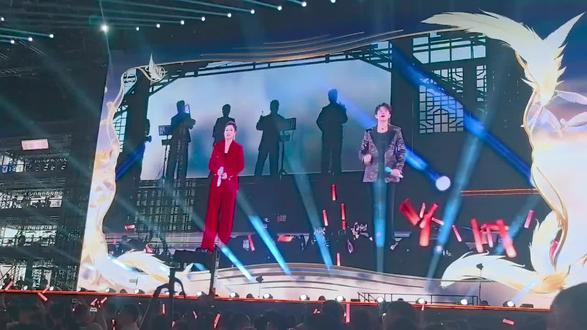 前奏一响,DNA直接解绑!💃
1380的票,主打一个全方位沉浸式合唱。
一手忙着拍视频,一手忙着挥荧光棒,嘴里还不停疯狂跟唱。
忙乎一整晚,高潮时却被激动的人群挡得看不到舞台。
这一刻,觉得海拔太低不重要!
只要旋律响起,我们就是最炫的那道民族风!🎤✨
#凤凰传奇 #最炫民族风 #演唱会打卡回忆