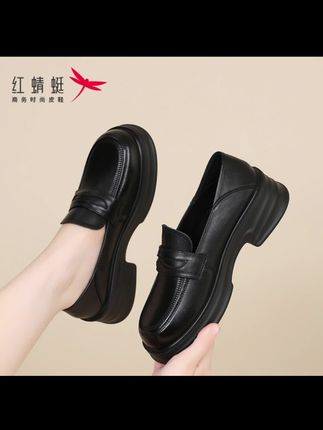 这个鞋我应该不用劝了吧?只要讲一讲,你们基本都会买,是不是?这个鞋也是我们一个老朋友了?这个一定要买,真的叫人手一个,就是不用想了。今天谁买了谁就是赚了,就是穿了一次之后你就知道什么叫穿了跟没穿一样。这个颜色好看啊,非常漂亮,穿上特别显高级,就是那种显得有钱的感觉。
