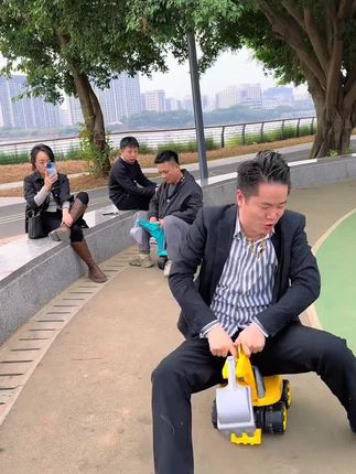 一岁以上宝宝都可以玩的挖掘机,可以挖沙挖土360度转圈圈挖沙挖土挖泥巴一辆车就够了#儿童挖掘机 #挖沙玩具 #可坐人挖掘机 #挖掘机玩具