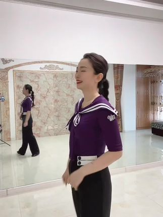 新潮海军领连体小衫面料柔软舒适,透气,修身显瘦,送运费险
