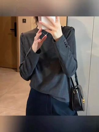 秋冬必备!女款慕丝绒圆领长袖打底衫,软糯亲肤超有范! #慕丝绒T恤 #长袖打底 #设计感上衣 #圆领T恤 #设计感纽扣