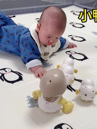 这个小鸭子也太好玩了吧,练抬头,练追视,玩的真是不亦乐乎,她玩她的,当妈的在旁边可以休息一会了#婴儿玩具 #爬行运动 #婴儿追视训练 #新手爸妈看过来