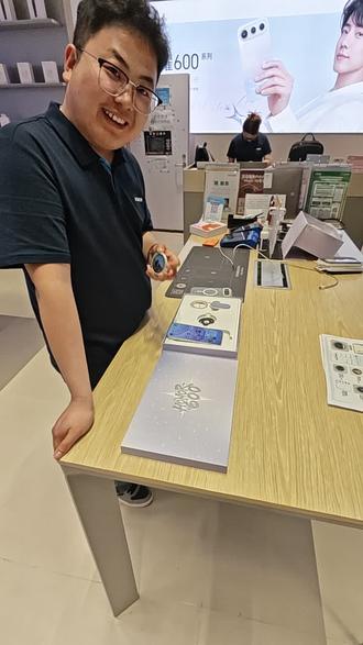 荣耀电子吧唧该怎么使用呢,一个视频学会 荣耀新款小电子吧唧,该怎么使用呢#荣耀600 #荣耀600pro
