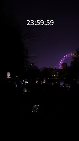 今晚的伦敦,烟花绽放,几十公里人们都会团聚观看这一美好的时刻,2026陪你看烟花的人还在吗#跨年 #英国 #伦敦 #烟花