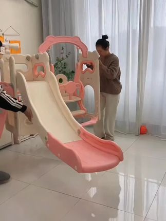 宝宝一岁后就吵着要玩滑梯,每次去外面都晒的駿黑,爸爸直接把#秋千滑梯放家里了, 冬天不冷,在家也能大运动#滑滑梯真好玩#宝宝滑滑   梯#室内儿童乐园