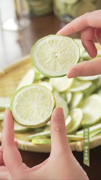 安然的茶冻干香水柠檬,配料干净,只选好柠檬。泡出来清润顺口,解腻又好喝,大人小孩都适合
#柠檬爱好者推荐 #柠檬新吃法 #青柠的味道 #懒人饮品 #水果茶