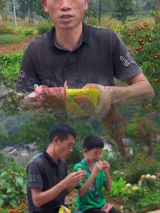 我和孩子上山挖山药回来,肚子饿了吃点月饼,真的挺好吃! #记录我的真实生活 #乡村守护人 #我的乡村生活 #吃月饼