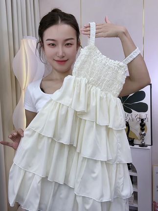 拍照巨出片!超简约女童ins风吊带连衣裙,蛋糕裙的样式甜美光泽感高级显白又洋气,#女童连衣裙 #夏季新款 #轻薄透气 #女童穿搭 #生女儿就是用来打扮的