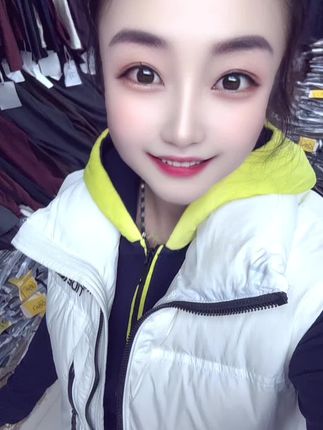 人要学会改变自己,不要试图改变别人。人生有三把钥匙,接受、改变、放下。接受不了就改变,改变不了就放下。生活皆是成长,成长便是人生。轻轻的放下焦虑,暖暖的拥抱自己,若已经竭尽全力,那就顺其自然!#天气冷了大家注意保暖哦 #做一个简单快乐的成年人 #卖衣服的小姐姐来喽