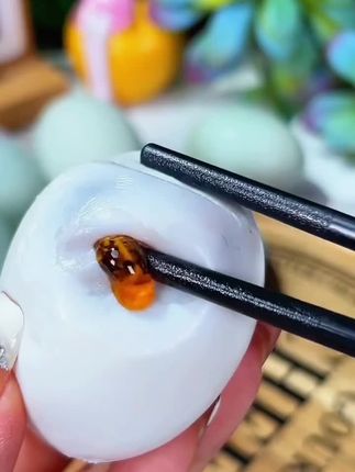 北海红树林传统腌制的咸鸭蛋,烤海鸭蛋,流油反沙,不齁咸,蛋黄流油松沙,一口下去像吃蟹黄一样,开胃下饭,老人小孩都爱吃#海鲜 #太好吃了 #流油海鸭蛋 #快来一起尝个鲜 #太香啦