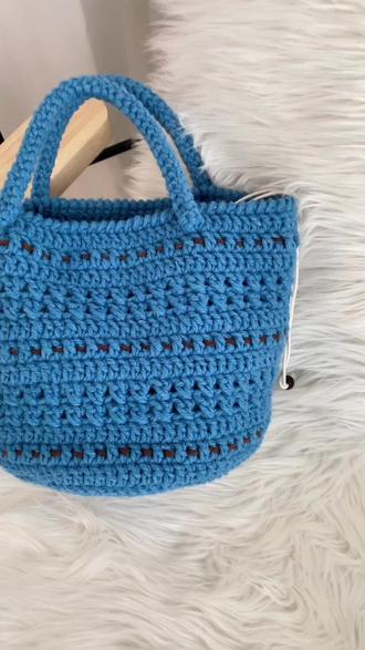 文艺风钩织手提包~视频教程1️⃣
原创作品,请勿抄袭#钩针编织 #手工毛线编织 #手工包 #手工编织零基础教学 #钩织包包