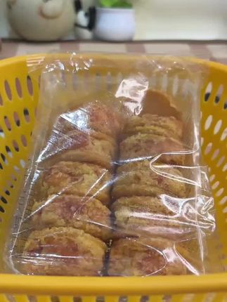 晨起一枚红豆酥,酥到掉渣甜不腻。红豆沙绵藏匠心,暖手暖心滋味长,平凡日子有回甘。