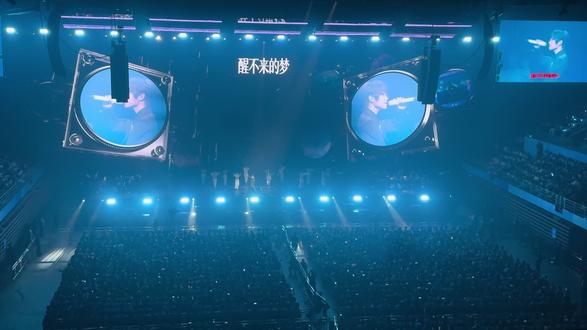 难怪说不仅要唱自己的歌,还要唱公司的歌,我还纳闷被绑架了呢😂原来自己才最大的版权军火商,太满意我这680的座席了#徐良演唱会串烧歌曲