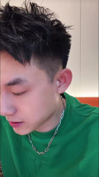 今天的装扮太帅了,跟个邻家大男孩一样 @铁柱✨ #铁柱✨的圈子 #直播桥段