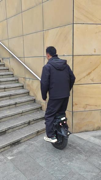 新手学会骑巴顿s上楼梯 这位车友很快学会骑巴顿s独轮车上楼梯了。#我就是这条gai最亮的仔 #独轮车 #巴顿s #代步