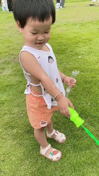 bubble 教学 ~ 注意事项:1. 不需要中文翻译把简单的事情复杂化,即使我不配中文字幕任何一个英文零基础的人听到我说的英语都能知道bubble是气泡 泡沫的意思,教学时不加中文翻译 下次孩子洗澡看到沐浴露泡泡会直接说bubble 而不是想到"泡泡"这个中文词再翻译成英文bubble。 2. 幼崽愿意开口最重要,不要急于纠正打击她开口的积极性。这里的bubble不止一个 一甩就是一长串,所以其实应该说bubbles,但是孩子还小,单数说对已经非常好了,要积极配合引导她多说,将来大点再完善即可。#英语启蒙 #亲子英语 #日常遛娃系列