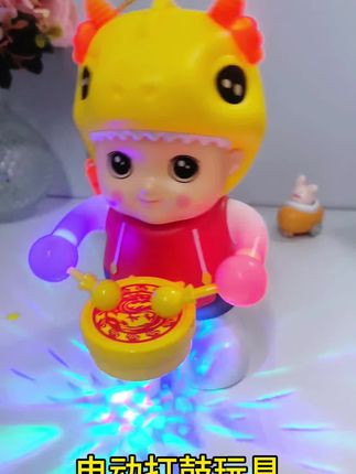 快来看啊,会跳舞的卡通龙宝真的太可爱了,打开开关它就会自动播放音乐,边跳边摇,非常有趣。可爱的造型加上萌萌的声音,简直不要太招人喜欢,赶紧给你家宝贝安排上吧!#儿童卡通花灯  #儿童玩具 #发光玩具 #网红玩具