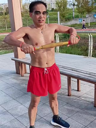 你要相信你会越来越好,越来越富有。相信自己,就成功了一半,相信自己,健康,就可以战胜恐惧,而得健康。相信自己有幸福的能力,你的家庭就会幸福和谐。意念就是力量,意念就是你的运和气,你的能量决定了你现实的状态,心念的力量非常强大。当生活不如意时,不去抱怨、嗔恨、痴念,只要信念向上,磁场足够强大,一定会吸引更大的力量,扭转乾坤,越来越好。一切万法皆有心生,唯心所变。#生活#健康#健身#臂力棒