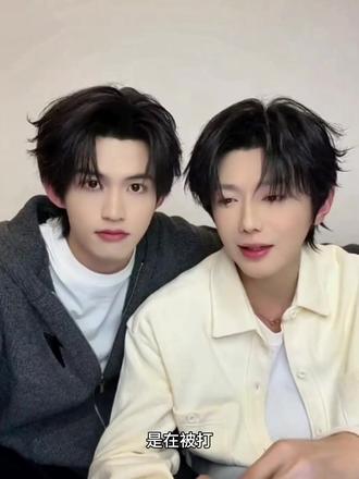 云熠直播切片5:人在脆弱的时候,情感总会有所释放!
关于游主任被打后再见樊霄的心情
普普:在被打后,在那里遇到你(樊霄)的时候,一开始都是很讨厌的,你(樊霄)为什么在这里待着?会监视我一整夜?(云旗:你当时是不是就觉得,我给你打电话你为什么不接?我去帮你挨了顿打,然后你出现在这里)其实是有一点点小小的怨气,和撒娇在那里。
那个时候是他最脆弱的时候,我们不管再强大的人啊,在自己脆弱的时候,应该也是会释放一些,何况他还那么深爱着他,会释放一点点自己脆弱的部分。
#郝熠然
#云旗